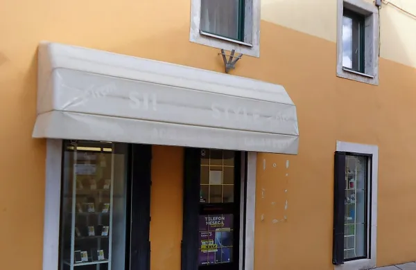 Koprska občina je najemno pogodbo za lokal na Staničevem 
trgu 19 sklenila s podjetjem Kleas, to ga je dalo v podnajem 
podjetju Sitpoim. Vloge za izdajo soglasja za oddajo v 
podnajem v občini niso dobili.