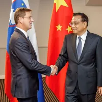  Slovenski premier Miro Cerar  je danes ob robu vrha 16 držav 
Srednje in Vzhodne Evrope ter Kitajske imel delovno srečanje 
s kitajskim kolegom Li Keqiangom.