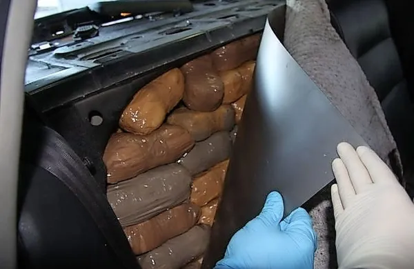 Za zadnjo klopjo avtomobila so policisti odkrili prirejen 
prostor, v katerem je bilo kar 80 zavojev s heroinom v skupni 
teži 45 kilogramov.