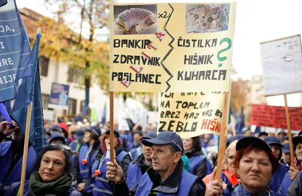 Pred vladno palačo se je zbralo približno 2500 ljudi.