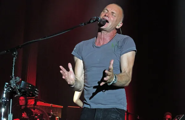 Pariška koncertna dvorana Bataclan bo ponovno odprla 
svoja vrata 12. novembra, ko bo kot prvi tam gostoval 
britanski pevec Sting.