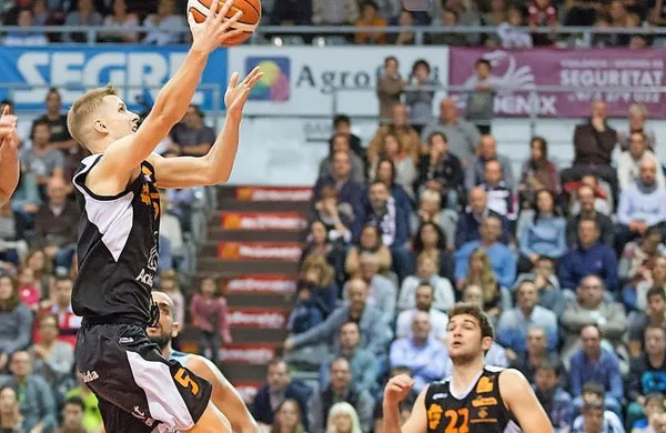 Luka Rupnik med tekmo v dresu španskega drugoligaša  
Lleide.