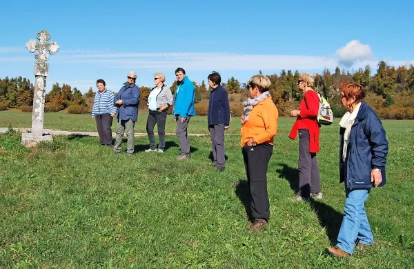 V kulturnem društvu Lipa redno organizirajo pohode po poteh 
kamnitih križev, na katerih udeleženci spoznavajo in občuduje to kulturno dediščino, hkrati pa tudi naravno, ki za prvo nič 
ne zaostaja. 