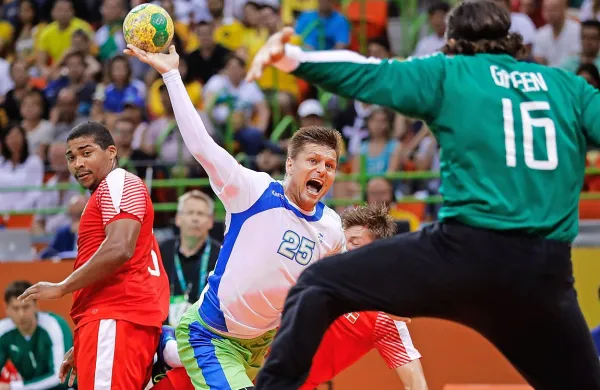 Marko Bezjak (z žogo) med slovenskimi aduti na Portugalskem.  