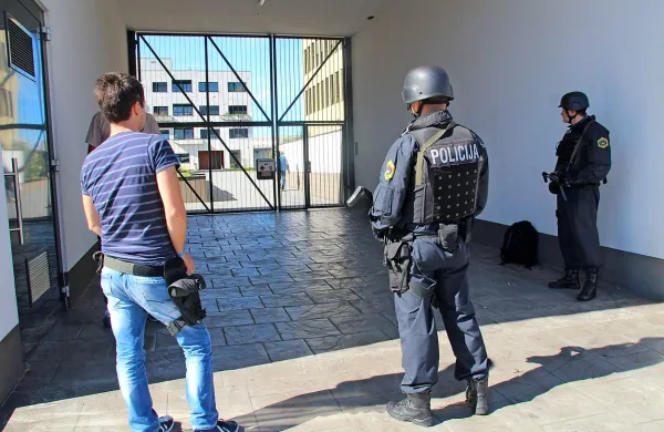 V  začetku oktobra so policisti preiskali tudi stanovanje v Ulici 
15. maja, v katerem živi Ivica Guberac, pa tudi kletne prostore 
in njegov avto.