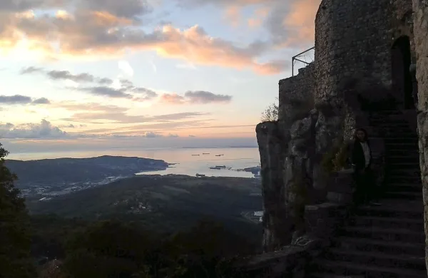 Z razgledne točke v bližini gradu Socerb, kjer veliko ljudi 
občuduje razgled na Tržaški zaliv, je v noči na petek v globino 
padla Tržačanka. 