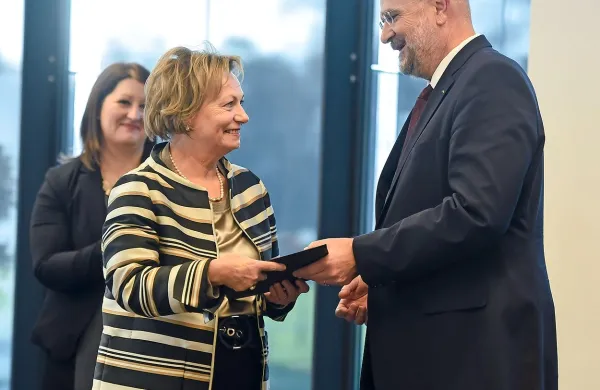 Medaljo za življenjsko delo je Joži Velkaverh podelil predsednik vrhovnega sodišča Branko Masleša. Velkaverhova je 
bila do letošnje upokojitve predsednica Višjega sodišča v 
Kopru, na to mesto je bila imenovana leta 2005. Pred tem  je 
bila štiri leta podpredsednica na tem sodišču. Diplomirala je 
leta 1976, dve leti kasneje je opravila pravosodni izpit. Že leta 
1982  je bila kot najmlajša na tem položaju izvoljena za 
sodnico na koprskem višjem sodišču, leta 1995 pa v trajni 
mandat na istem sodišču.