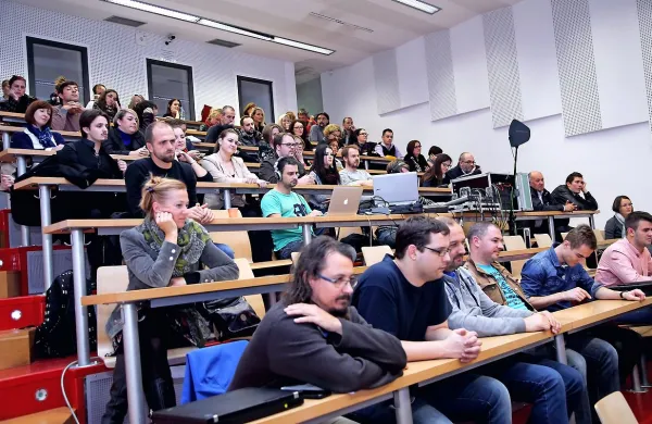 Študentje na naših univerzah bodo še vedno poslušali 
predavanja le v slovenščini. 