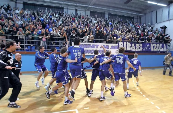 Tako so sredi marca po zmagi nad Koprom družno rajali 
izolski rokometaši in navijači. Se lahko presenetljiva zgodba 
ponovi tudi drevi?