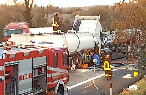 Okrog 15. ure se je na avtocestnem priključku v smeri proti 
Benetkam, približno en kilometer pred devinskim počivališčem, zgodila huda prometna nesreča.