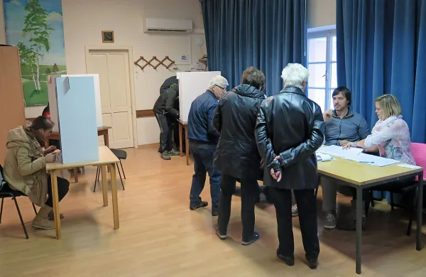 Na glasovalnem mestu v  Komnu je glasovalo 225 volilcev ali 
18 odstotkov volilnih upravičencev. 