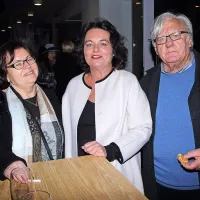 Pisatelj Tone Partljič je z ženo prišel na premiero Jeklenih 
magnolij, Mirando je namreč odigrala njuna hči Mojca (v 
sredini).