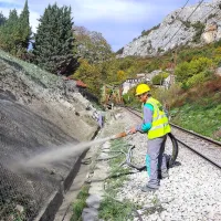 Brizgajo na območju do dva metra od tirov, sloj betona pa je 
debel osem centimetrov.