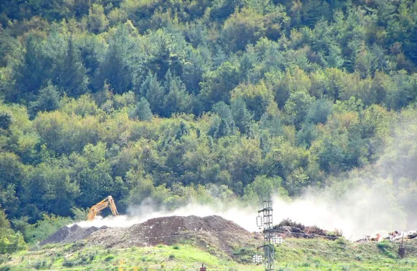 Prah, ki se je nedavno  z izolske deponije dvigoval ob mletju 
gradbenih materialov, je vznejevoljil nekatere domačine.
