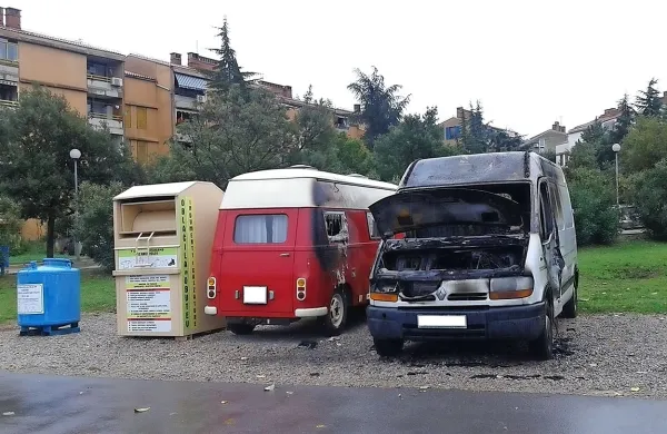  Ognjeni zublji so kombi uničili, plameni pa so poškodovali še 
en kombi in avto, ki sta bila parkirana v bližini gorečega 
kombija.