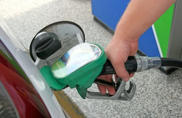 Ceni reguliranih pogonskih goriv, dizelskega goriva in neosvinčenega 95-oktanskega bencina, se bosta opolnoči 
znižali.