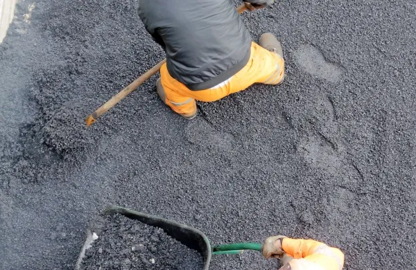 V vseh delovnih okoljih bi morali načrtno skrbeti za zdrave 
razmere za delo in za zaščito delavcev pred vsemi škodljivimi 
vplivi. 