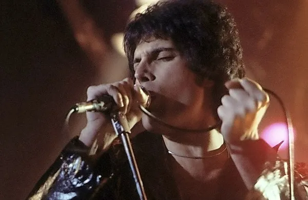 Fredie Mercury, rojen leta 1946, je zbolel za aidsom in pred 25 
leti umrl za posledicami pljučnice.