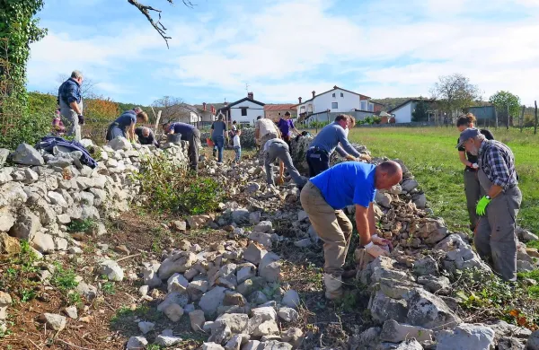V vas Griže je iz Majcnov vodila tlakovana pot. Vaščani zdaj 
obnavljajo zid s pomočjo Partnerstva za suhozidno gradnjo.