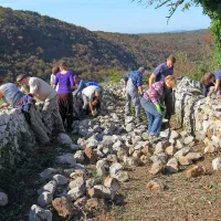 V vas Griže je iz Majcnov vodila tlakovana pot. Vaščani zdaj 
obnavljajo zid s pomočjo Partnerstva za suhozidno gradnjo. 