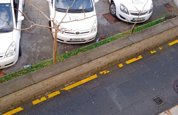 Rumene intervencijske črte so se začele luščiti in odstopati 
od podlage le dan po tem, ko so jih zarisali.