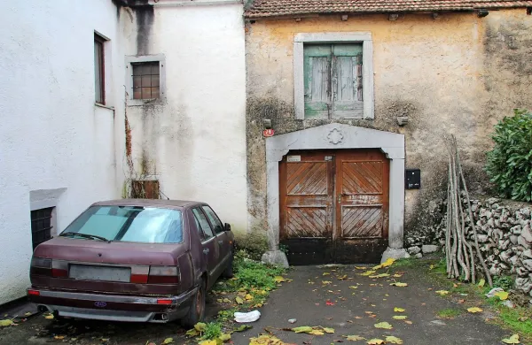 Nesrečni Valter A. iz Dobravelj je obležal pred dvoriščnimi 
vrati Šepulje številka 26, z nogama skoraj pod zapuščenim 
avtom. 