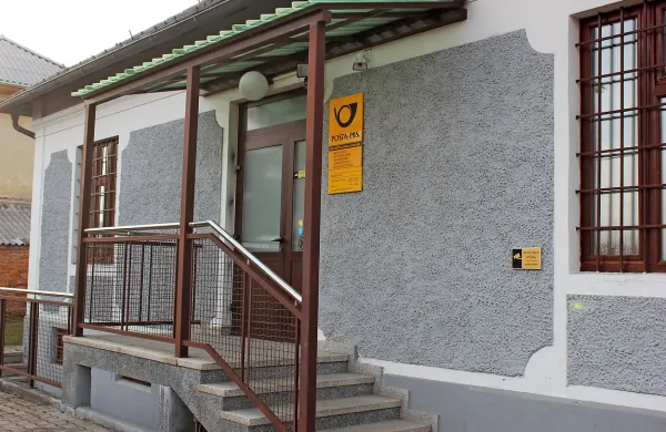 Neznanec je s pištolo pred vhodom grozil poštni uslužbenki, 
a je moral oditi brez plena. 