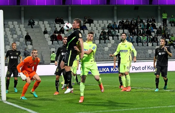 Po prekinitvah so nogometaši Luke Koper (v svetlejših dresih) 
spet potegnili krajšo. 