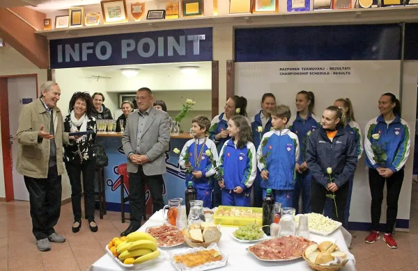 Najboljši mladi tekmovalci KK Renče v družbi (z leve) 
fotografa Boga Rusjana, predsednice kluba Nele Pregelj in 
župana občine Renče-Vogrsko Aleša Bucika. 