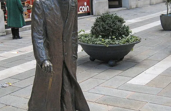 Kip Umberta Sabe v središču Trsta