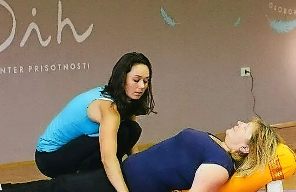 Maja Kenda (levo) ustanavlja antistresni center.