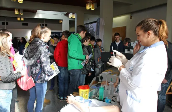 Dijaki srednjih šol so učencem  na zanimiv način predstavili  
programe in poklice.