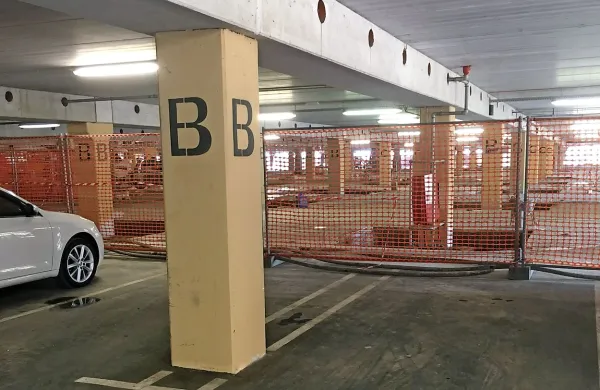 Gradbišče odjeda del parkirišča in ob konicah povzroča 
nekaj zmede, a posedanje stavbe ni nevarno, zagotavljajo 
upravljalci Qlandije. 