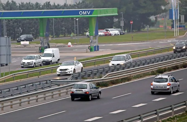 Cene goriv ob avtocestah ostajajo za zdaj enake kot na 
bencinskih servisih drugod po državi.