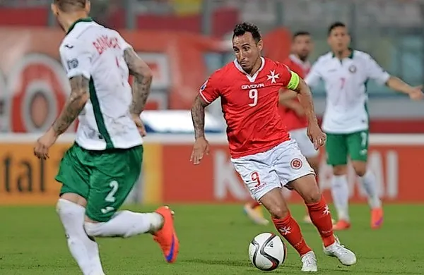 Michael Mifsud (z žogo) je najbolj znan nogometaš na 
Malti.
