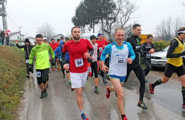 Modro-beli Marko Tratnik (Nanos)  je dosegel tretji slovenski 
izid ljubljanskega maratona. 