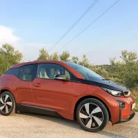 Opremljen s podaljševalnikom dosega ima dvoje vratc. 
Sprednja skrivajo odprtino rezervoarja bencina, zadnja pa 
električno vtičnico.