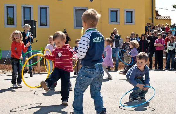 Tako so pred petimi leti lokavski učenci in malčki iz sosednjega vrtca proslavili temeljito obnovo  šolske stavbe. 
Jutri bodo proslavljali njeno 130-letnico.