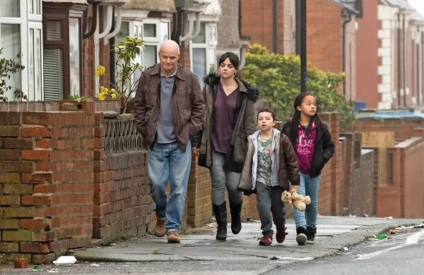 V sekciji Predpremiere bodo predvajali tudi film Jaz, Daniel 
Blake, v katerem režiser Ken Loach izriše portret  slehernika v 
boju proti absurdni birokraciji.  