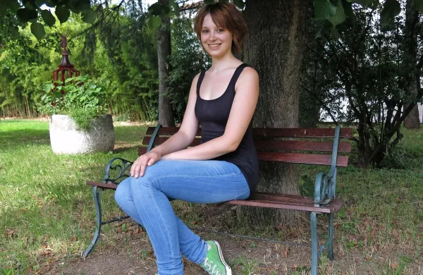 Katarina Brenčič se mojstri tako v prepevanju kakor v igranju 
klavirja. 