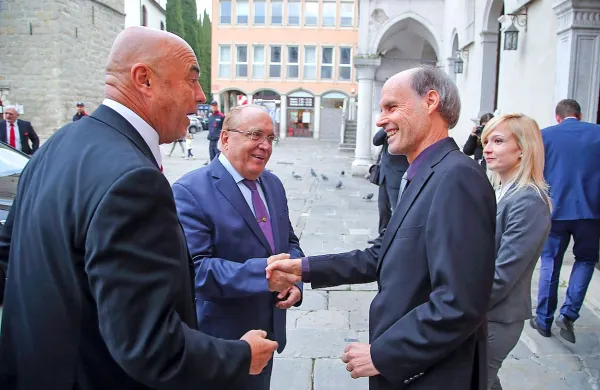 Rektor UP Dragan Marušič (desno)  in   rektor ruske državne 
univerze Viktor A. Sadovnichy sta utrla pot pomembnemu 
sodelovanju med univerzama.
