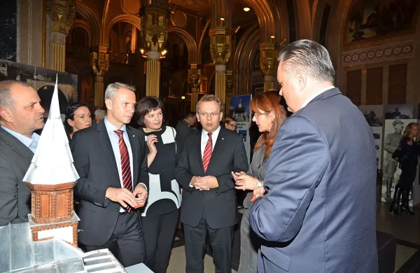 Ugledni politični gostje so ob maketi cerkve v Javorci 
razmišljali o uvrstitvi Poti miru v Unescovo dediščino.  