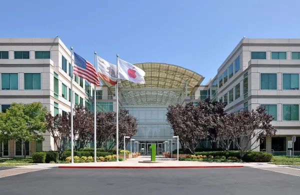  Apple naj bi po odločitvi Evropske komisije Irski plačal več 
milijard evrov neplačanih davkov, čemur nasprotujeta tako 
tehnološki velikan kot Irska.