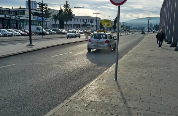 Moška na skuterju sta pri koprskem stadionu včeraj ženski 
ukradla torbico.