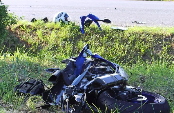  Sodni izvedenec je ugotovil, da sta motorista, ki sta bila 
udeležena v tragičnih nesrečah, vozila prehitro in da ju 
voznika nista mogla pravočasno opaziti. 