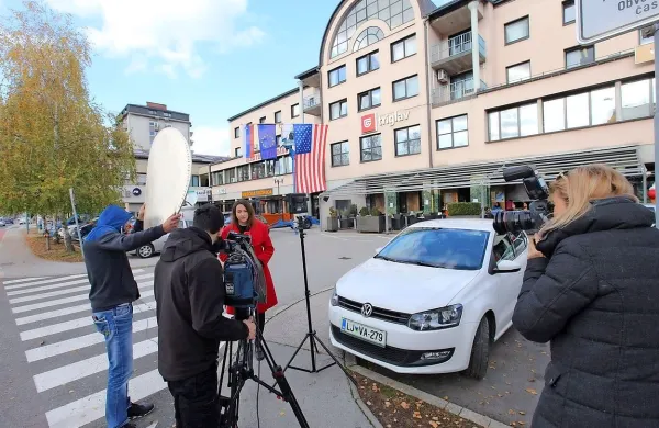 Pred barom Central v Sevnici so se poleg domačih postavile 
hrvaške, avstrijske in italijanske novinarske ekipe. Ameriška 
zastava pred barom  je bila edino znamenje, da ima Sevnica 
prvo damo ZDA, pa še ta je morala dol, saj to pomeni kršenje 
zakona. 