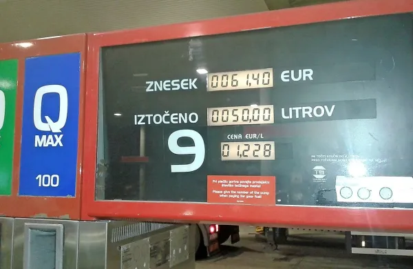 50 litrov 95-oktanskega bencina je na Petrolovi avtocestni 
črpalki na Kozini v torek zvečer stal 61,40 evra in včeraj prav 
tako.   