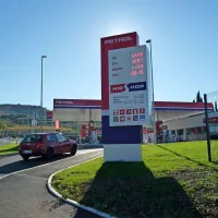   Na treh  Petrolovih servisih  ob izolski hitri cesti (na fotografiji je 
najnovejši) se zanašajo  na italijanske goste,   domnevamo 
lahko, da   goriv  ne bodo podražili še nekaj časa.