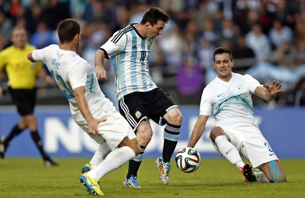 Lionel Messi (z žogo) v reprezentančnem dresu še ni dočakal 
popolnega rezultatskega zadoščenja.