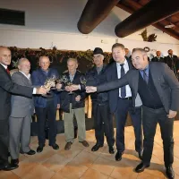 Franc Mužič, briški župan, in najstarejši zadružniki  Srečko Drnovšček, Evarist Kocjančič, Alfonz Prinčič in Stanko 
Šviligoj ter direktor Kleti Brda Silvan Peršolja  in  predsednik Zadruge VK Goriška Brda Marjan Lesica (z leve).